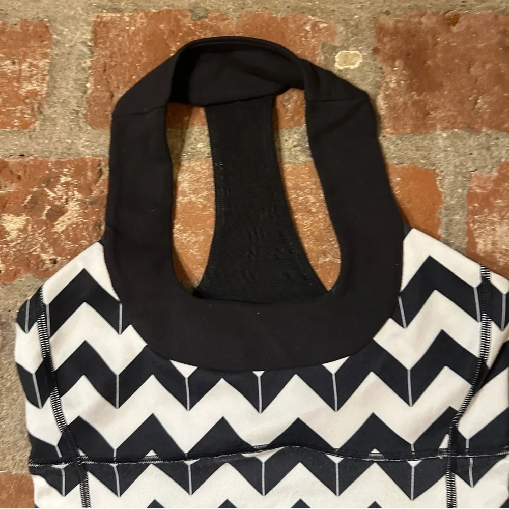 Lululemon Scoop Neck Tank in the "Arrow Chevron Polar Cream Black" pattern sz 6 - Picture 2 of 16